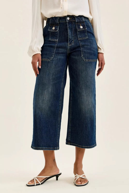 How to Build a Capsule Wardrobe 2026